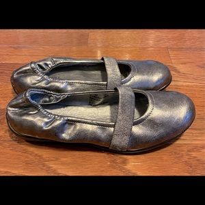 Kenneth Cole Soft Wink Silver Mary Jane maryjanes size 5 girls